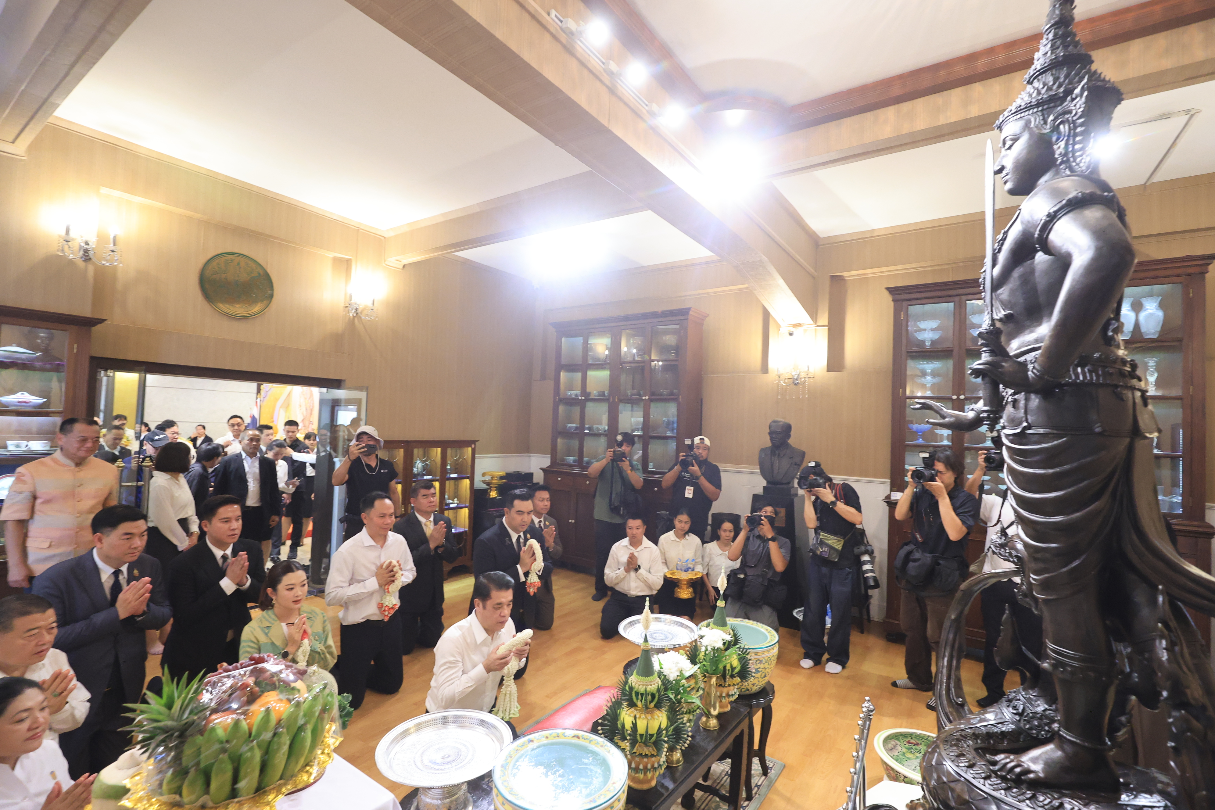 title - คณะผู้บริหาร ส.ป.ก. ร่วมพิธีสักการะสิ่งศักดิ์สิทธิ์ประจำกระทรวงเกษตรและสหกรณ์ ในโอกาสเข้ารับตำแหน่งของรัฐมนตรีว่าการกระทรวงเกษตรและสหกรณ์ และรัฐมนตรีช่วยว่าการกระทรวงเกษตรและสหกรณ์ 